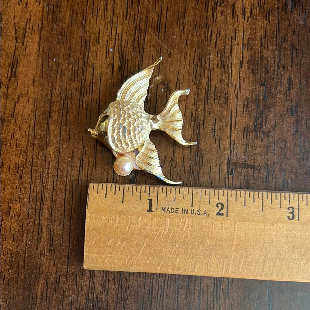 Vintage Elegant Gold Fish Brooch with Pearl